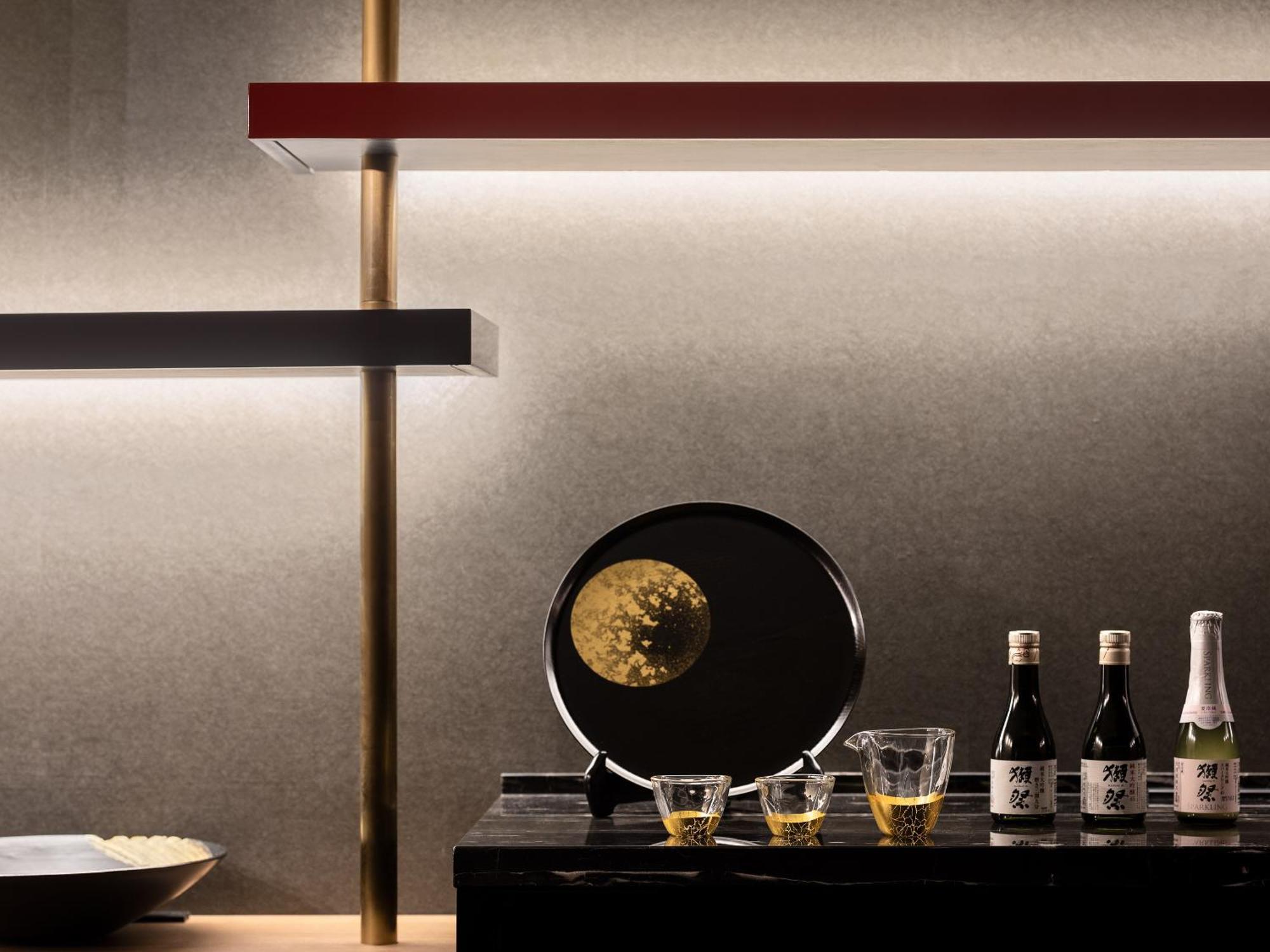 Mitsui Garden Hotel Roppongi Tokyo Premier Kültér fotó A selection of Japanese sake
