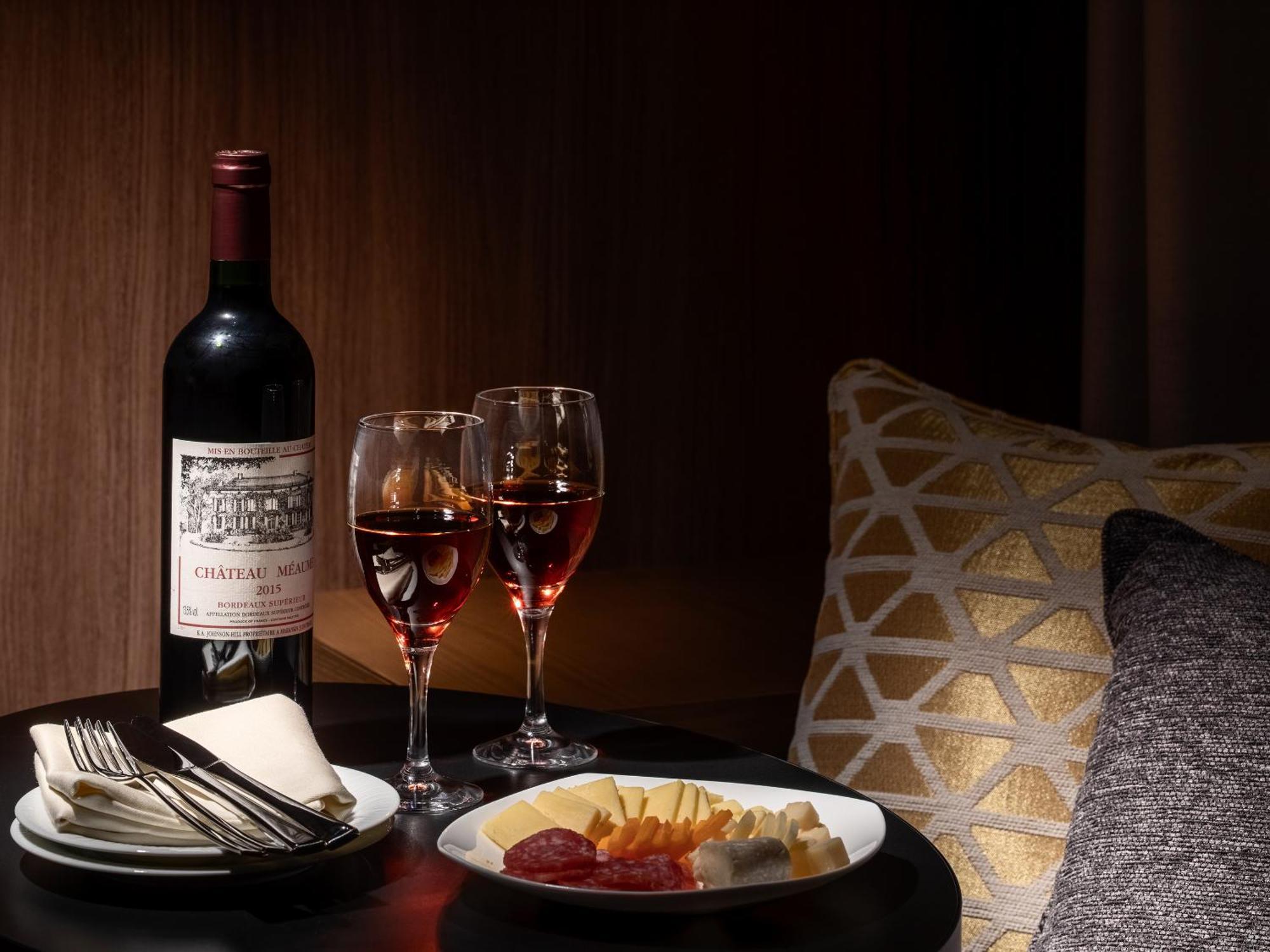 Mitsui Garden Hotel Roppongi Tokyo Premier Kültér fotó A bottle of Château Margaux 1994