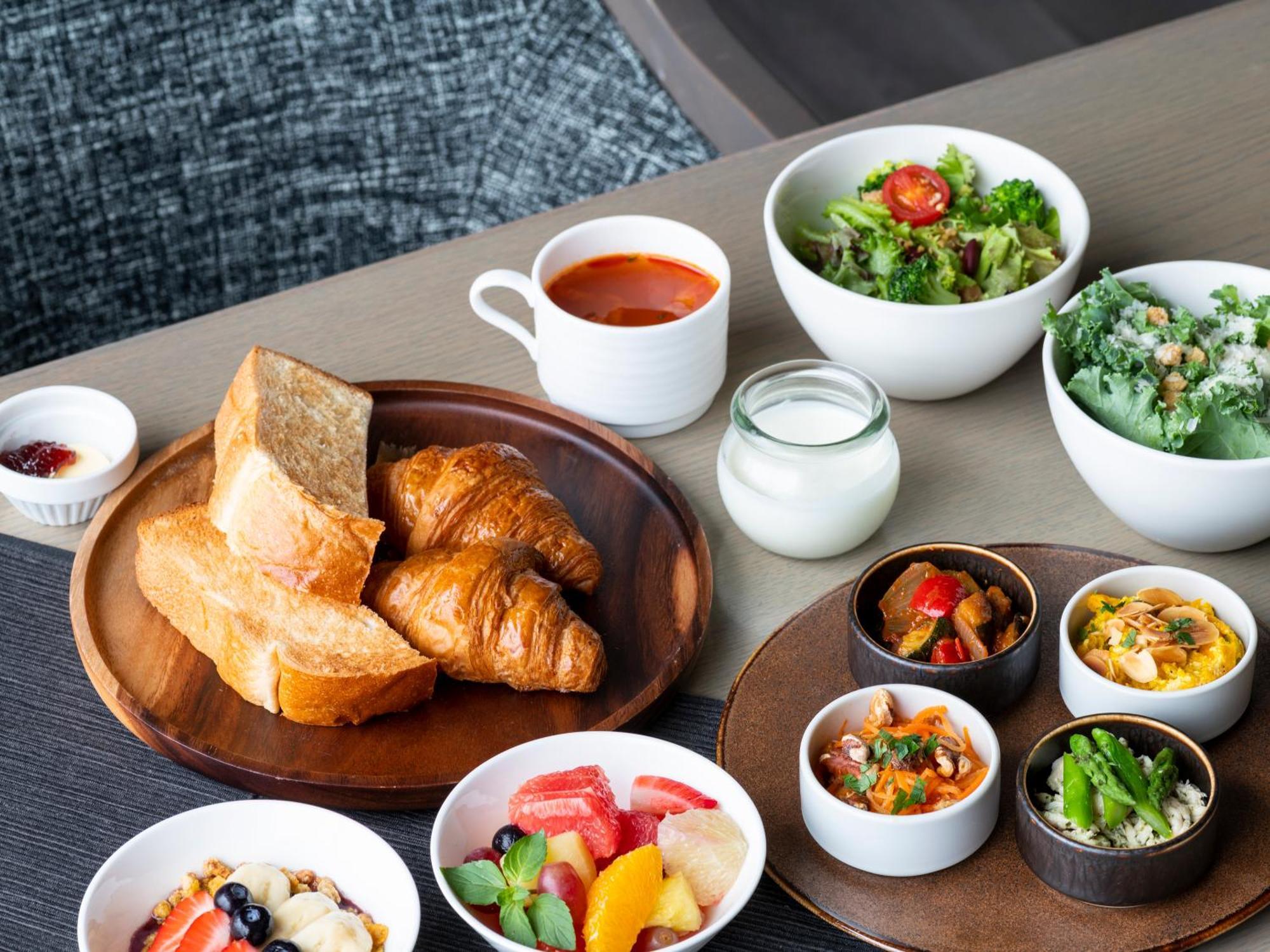 Mitsui Garden Hotel Roppongi Tokyo Premier Kültér fotó A selection of breakfast items